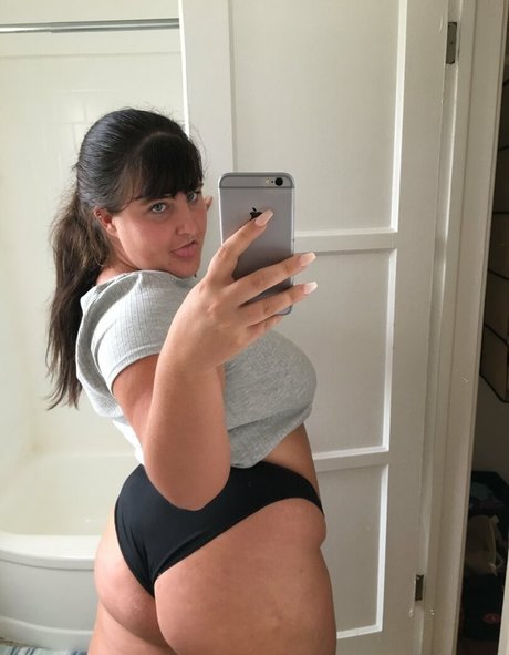 freeleila porn model gallery