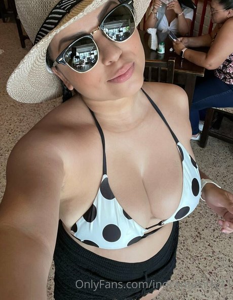 lesbian kissing onlyfans xxx photos