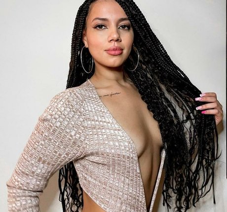 Amanda Carvalho pornstar erotic gallery