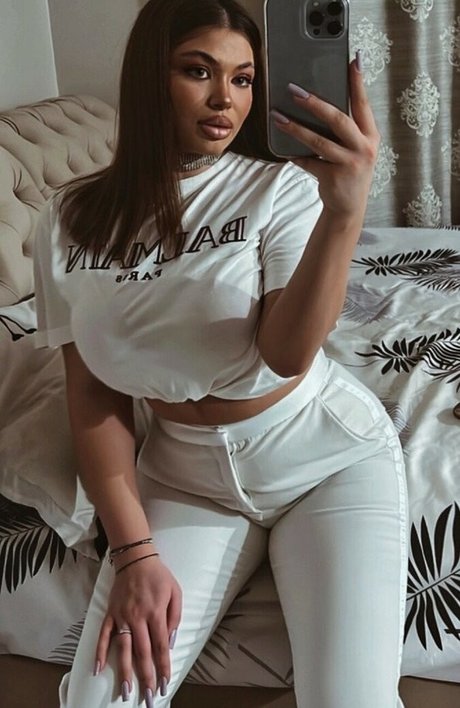 Roxana Elena erotic actress pictures