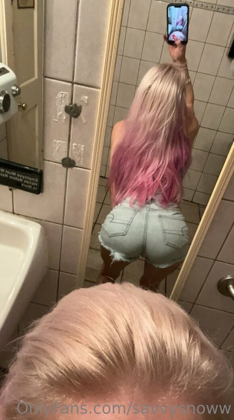 savvysnoww model pretty pic