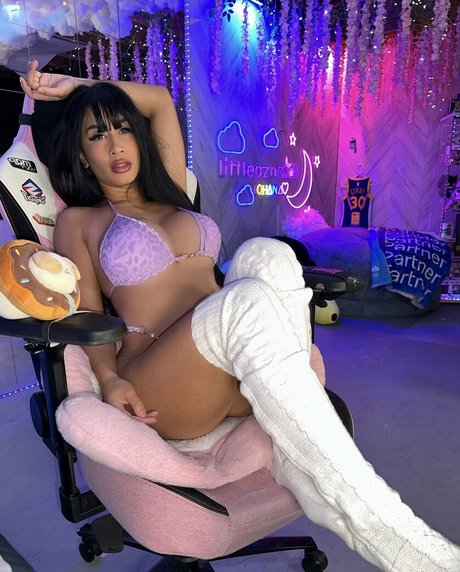 LittleAznChat erotic pornstar img