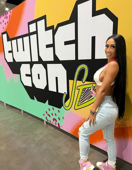 LittleAznChat nude model photos