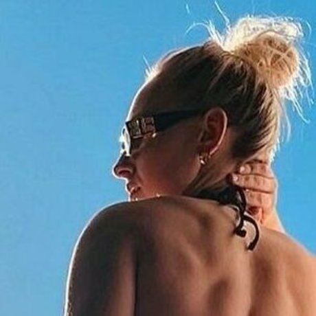 Curvvyfit pornstar naked photos