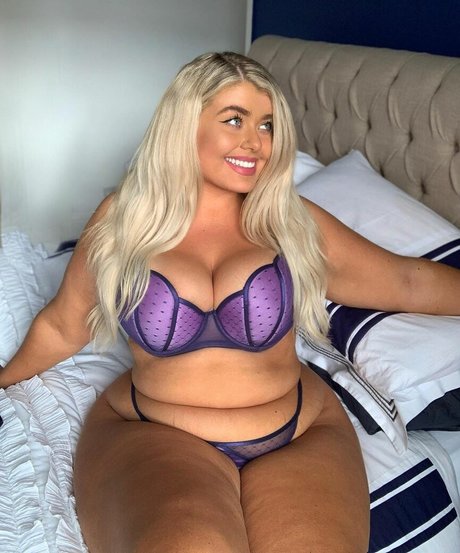 Izzy Nicholls hot model picture