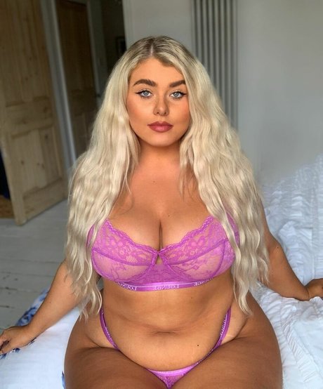 Izzy Nicholls model sexy images