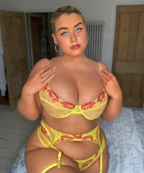 Izzy Nicholls naked star photo