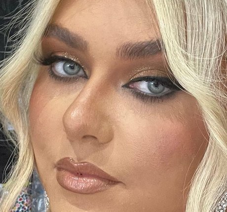 Izzy Nicholls nude model img