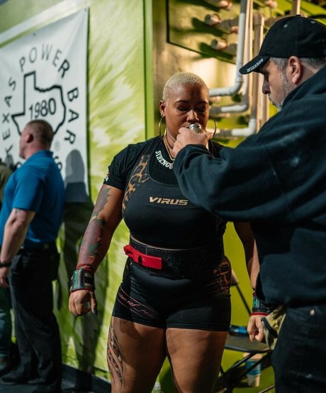 Queen R erotic actress img