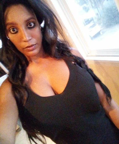 Amber Higgins Cecil model hot pic