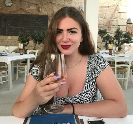 Sasha Shtern sexy actress img