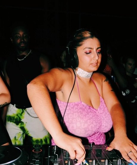 chippynonstopof pornographic model image