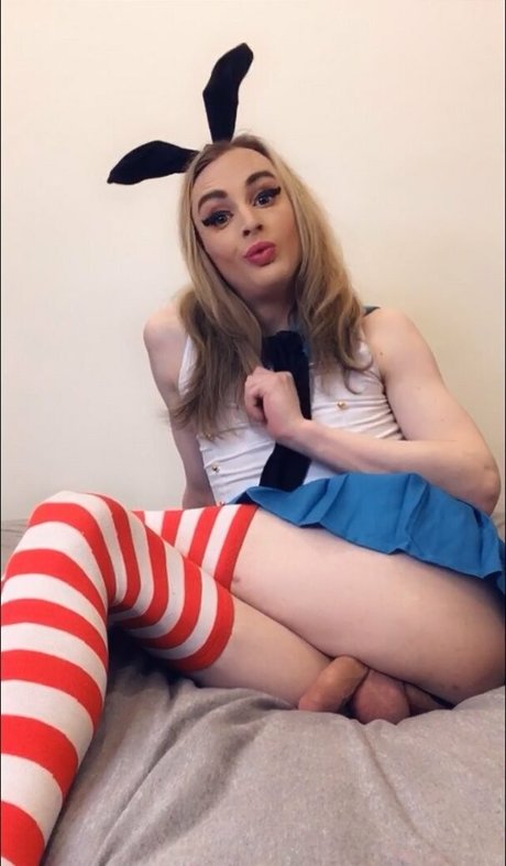 itszoestarr art model image