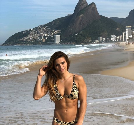 Jade Barbosa sex model image