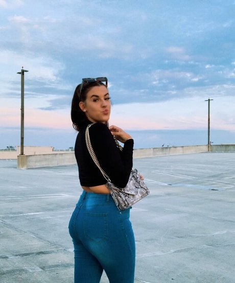 Lizzy Rae art pornstar pic