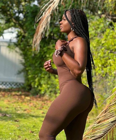 Babeth Lando naked pornstar picture