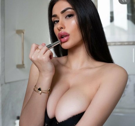 Lucrezia De Lellis hot model pic