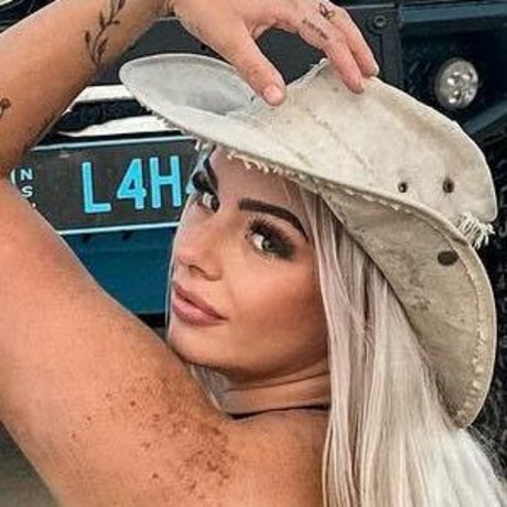 XO Peaches nude model photos