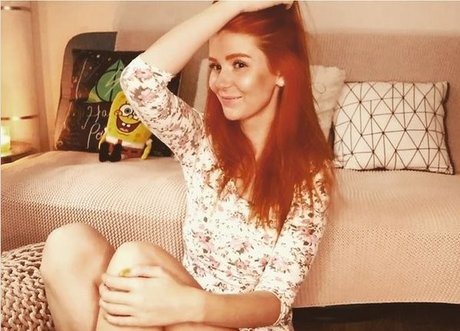 LittleBee sexy model image