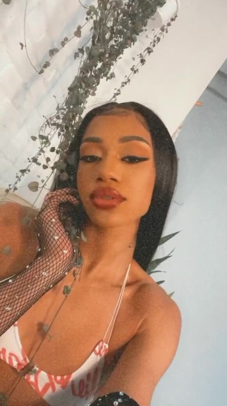 MswetwetBanks model erotic photo