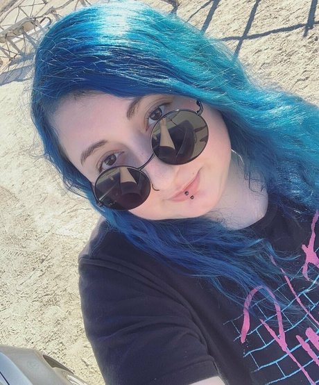 domisbomb porn model photo