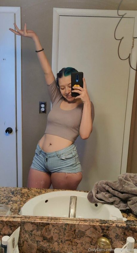 misspeachtea1 art model pic