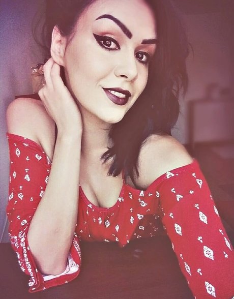 Nadinechase naked model images