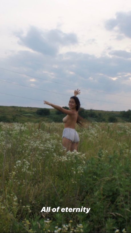 Hitomi Mochizuki naked actress photo