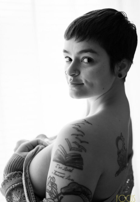 focus boudoir sexy actress pic