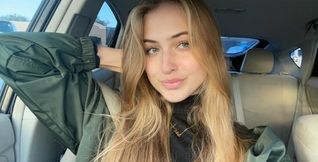 yourgirlzoey model nude photo