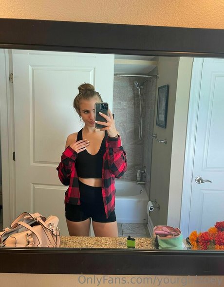 yourgirlzoey model top images