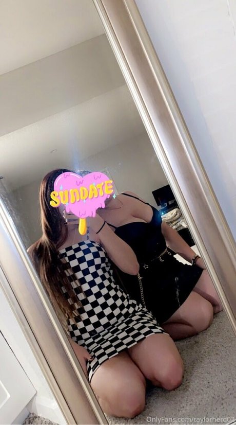 taylorherd02 model adult image