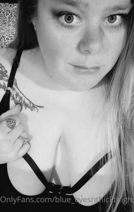 blue eyesnthickthighs pornstar top photo