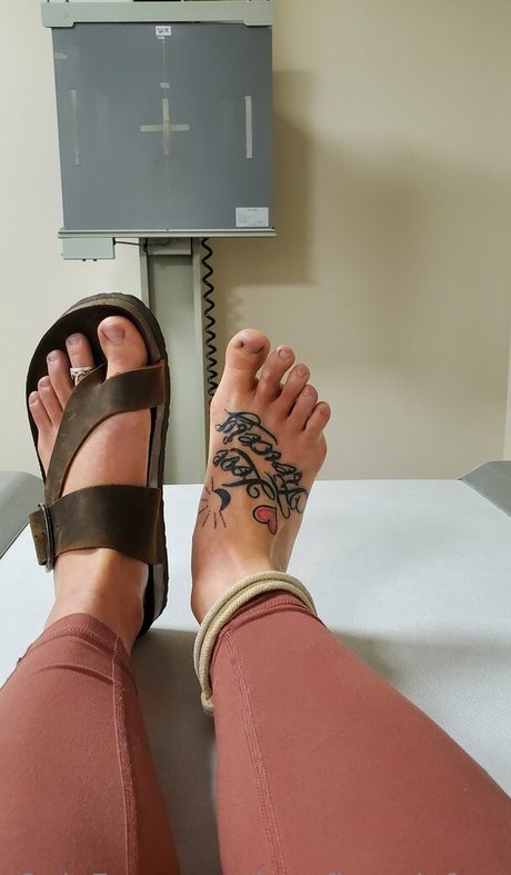 lovefiercelyfeet free pornstar photo