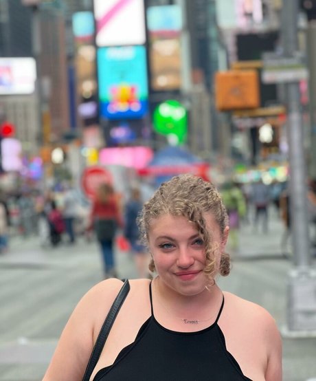 blonde curvy onlyfans pornographic pic