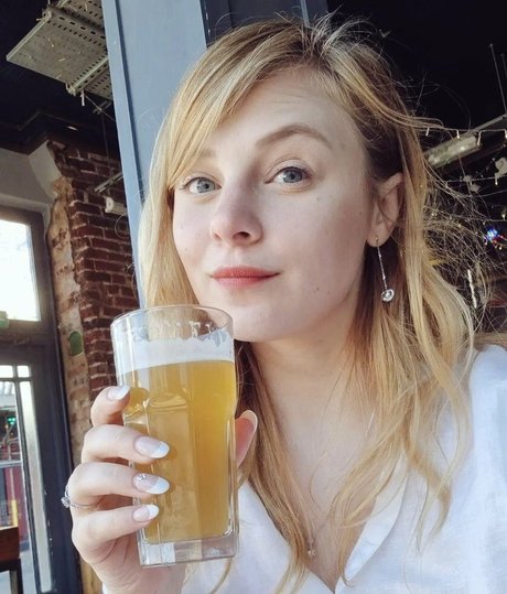 Sydney Poniewaz pornstar pretty picture