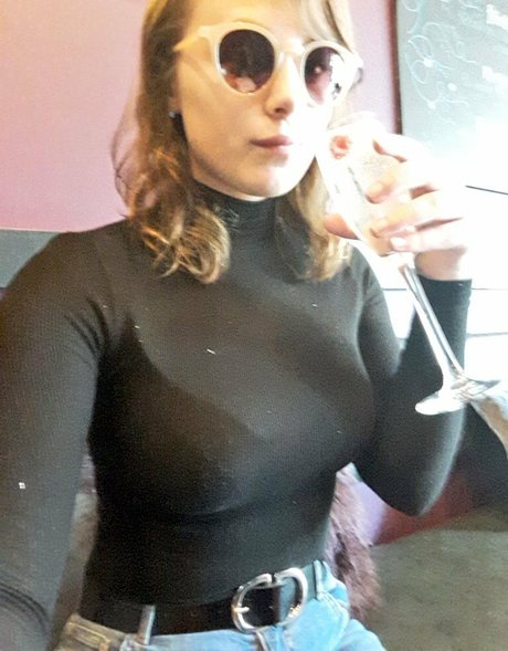 Sydney Poniewaz high quality star photo