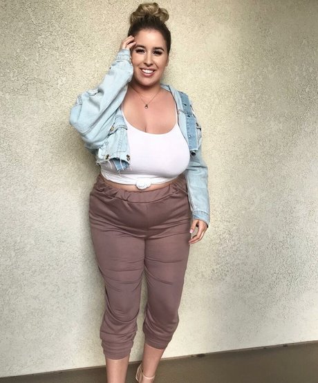 Lo Sangstaaa naked pornstar archive