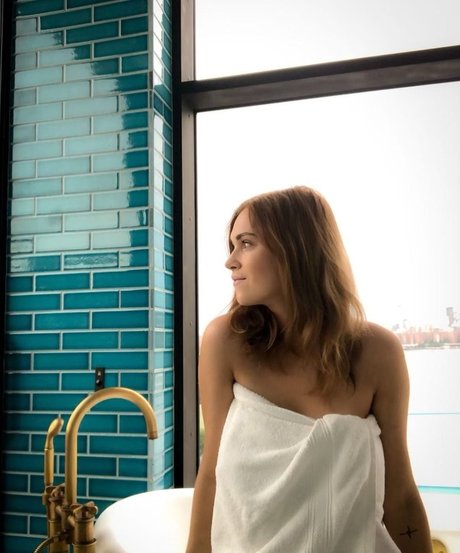 Eliza Taylor star pornographic photos