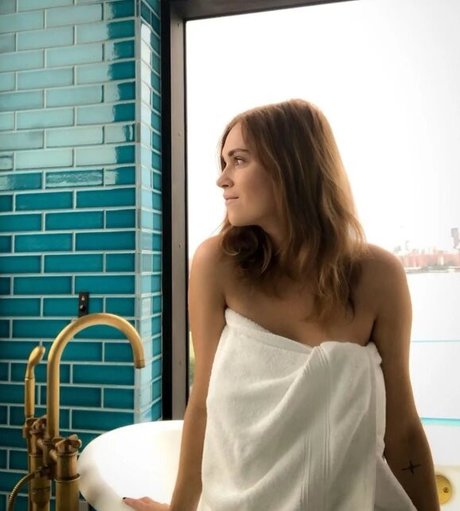 Eliza Taylor star nudes img