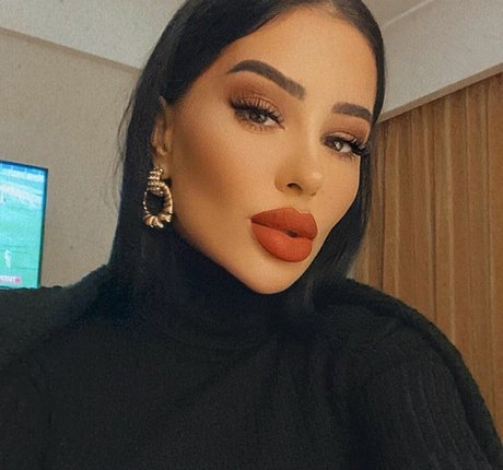 monicasuarez model top img