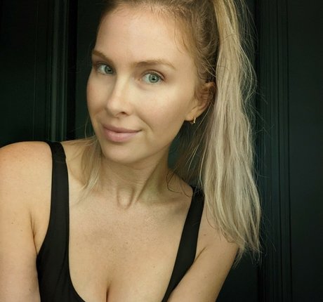 Mallory Moore naked actress picture