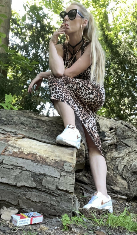 smokingqueenalina nice actress picture