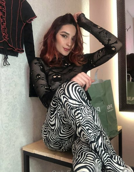 Riley Red star exclusive pic