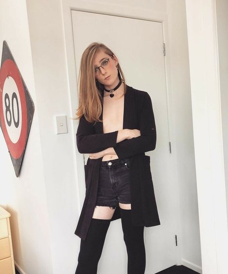 Alice In Wonder1and star image