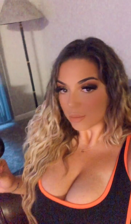 female muscle onlyfans top image