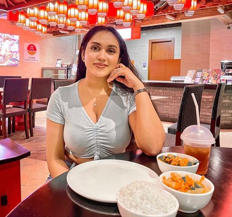 Nimesha Jayarathne model beautiful photo