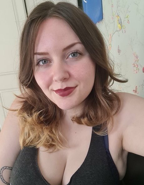 Chloe Holt star hot photo