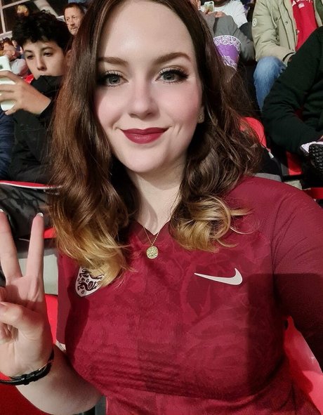 Chloe Holt hot actress pic