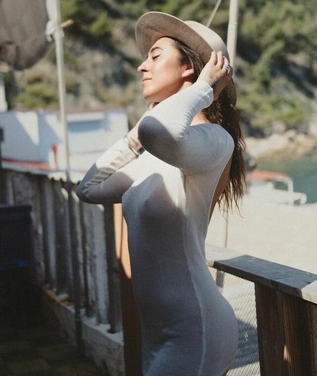 Poetiquegirl top model photo